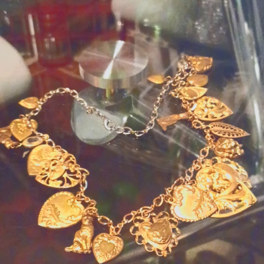 GOLDTONE AND BRASS HEARTS WITH CATS RARE FIND NECKLACE - Picture 1 of 6